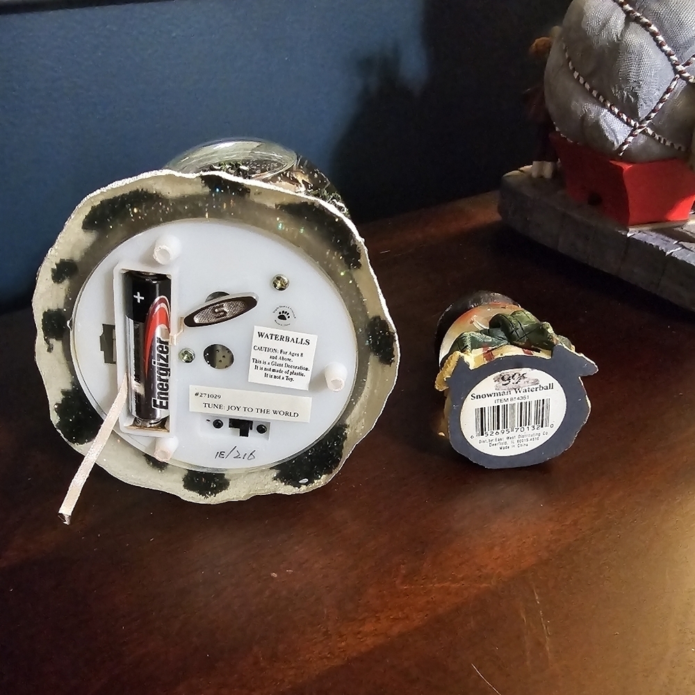Christmas Snowglobes - Picture 5 of 6